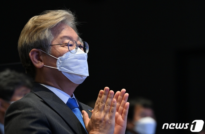 이재명 경기도지사가 지난 20일 서울 여의도 글래드호텔에서 열린 청소·경비노동자 휴게시설 개선 국회토론회에서 참석자 소개를 들으며 박수치고 있다. /사진=뉴스1