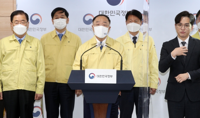 홍남기 국무총리 대행이 코로나19 백신 수급 문제와 관련 대국민 담화를 발표하고 있다.