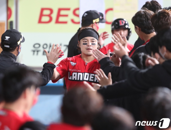 SSG랜더스 추신수가 지난 22일 오후 대구 삼성라이온즈파크에서 열린 '2021 프로야구 신한은행 SOL KBO리그' 삼성 라이온즈의 원정경기에서 최주환의 적시타로 홈을 밟은 뒤 동료들과 함께 기뻐하고 있다. /사진=뉴스1