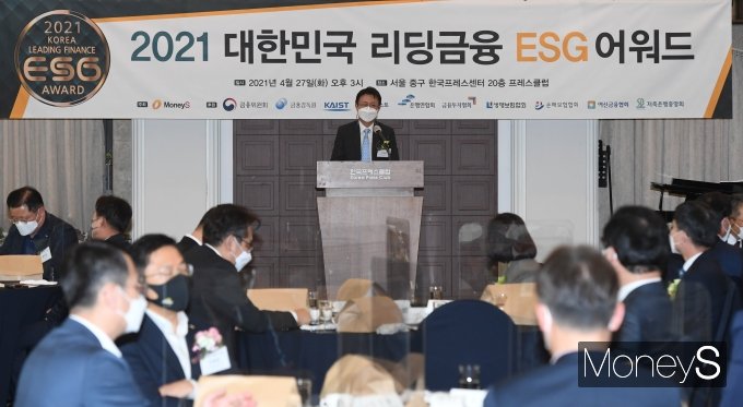 이지환 카이스트 교수가 27일 서울 중구 한국프레스센터 20층 프레스클럽에서 개최된 '제1회 대한민국 리딩금융 ESG 어워드'에서 심사평을 전하고 있다./사진=장동규 기자