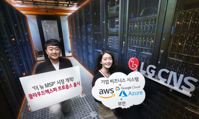 LG CNS 직원이 상암 데이터센터에서 ‘클라우드엑스퍼 프로옵스’ 서비스를 소개하는 모습. /사진제공=LG CNS