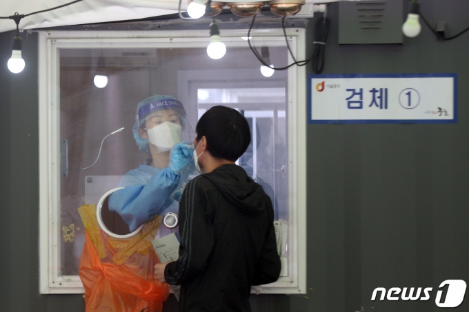 27일 서울 중구 서울역광장에 마련된 신종 코로나바이러스 감염증(코로나19) 임시선별진료소에서 시민이 검사를 받고 있다. /뉴스1 © News1 황기선 기자