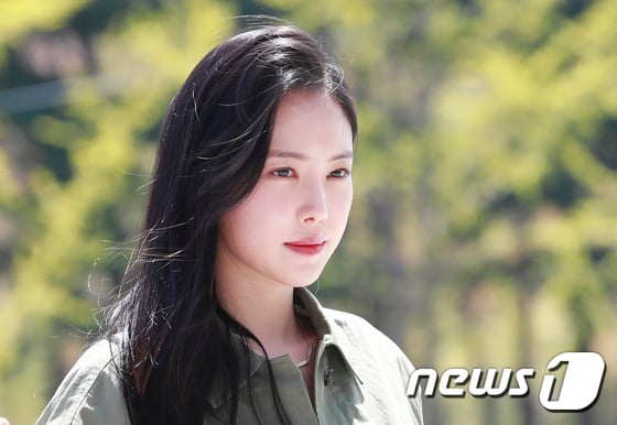 그룹 '에이핑크' 멤버 손나은이 소속사 플레이엠엔터테인먼트를 떠나 새 출발하는 심경을 밝혔다./사진=뉴스1