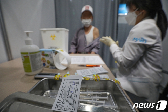국민의힘이 화이자 코로나19 백신 공급 일시 부족 사태에 대해 "정부의 단세포적인 안일함과 무능이 바닥난 백신처럼 민심을 한계점에 도달시키고 있다"고 비판했다./사진=뉴스1