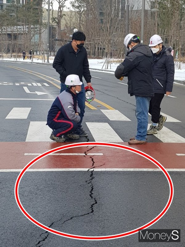 지난 1월13일 오후 2시경, 경기도 안산시 사동 소재 J센터프라자 상가신축 공사 현장에서 건설자재 적치및 중장비 사용 하중 등으로 거푸집이 붕괴되면서 인근 도로가 금이 가는 피해를 야기했다. / 사진=머니S 독자 제공