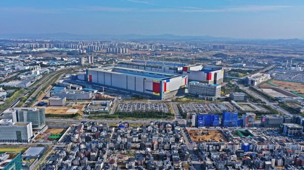 삼성전자 평택캠퍼스가 평택시 지역경제를 활성화 시키기 위해 평택사랑상품권 10억원을 구매해 임직원에게 제공한다. 사진은 삼성전자 평택캠퍼스 전경. /사진=평택시