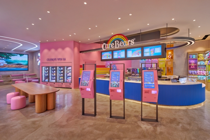 SPC그룹이 운영하는 배스킨라빈스가 글로벌 인기 캐릭터 ‘케어베어(Care Bears)’ 콘셉트를 적용한 ‘서현로데오점’을 리뉴얼 오픈했다. (SPC그룹 제공)