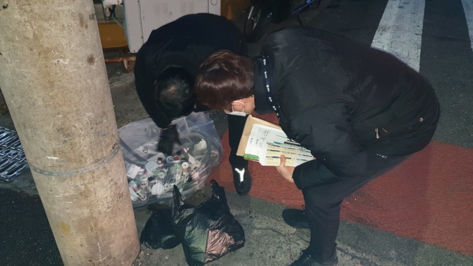 부산 금정구 단속반의 현장 단속 모습/사진=금정구