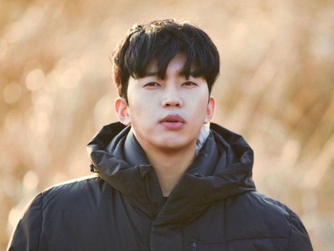 가수 임영웅이 실내 흡연 논란에 고개를 숙인 가운데 그를 향한 불법 촬영 논란도 대두 됐다. /사진=뉴에라프로젝트 공식 인스타그램