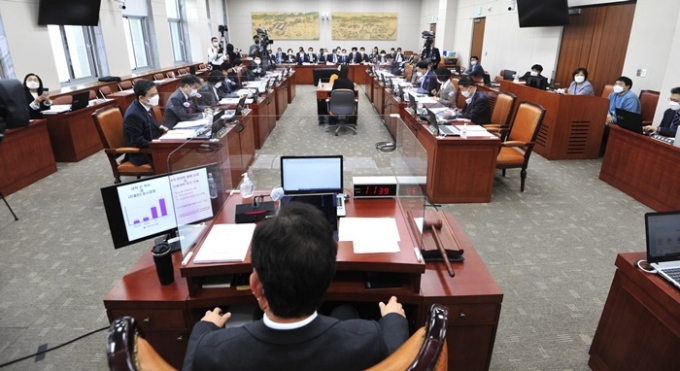 서울 여의도 국회 교육위원회 전체회의에서 고등교육 위기극복과 재정확충 방안 마련을 위한 공청회가 6일 열렸다. /사진=뉴스1