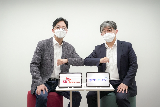 김윤 SKT CTO(왼쪽)와 박웅양 지니너스 대표가 업무협약을 맺고 기념촬영을 하는 모습. /사진제공=SKT
