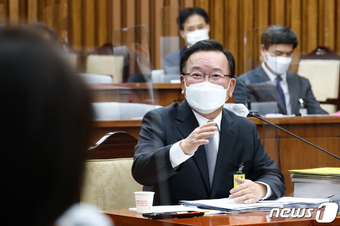김부겸 국무총리 후보자가 6일 서울 여의도 국회에서 열린 인사청문회에서 의원들의 질의에 답변하고 있다. 2021.5.6/뉴스1 © News1 구윤성 기자