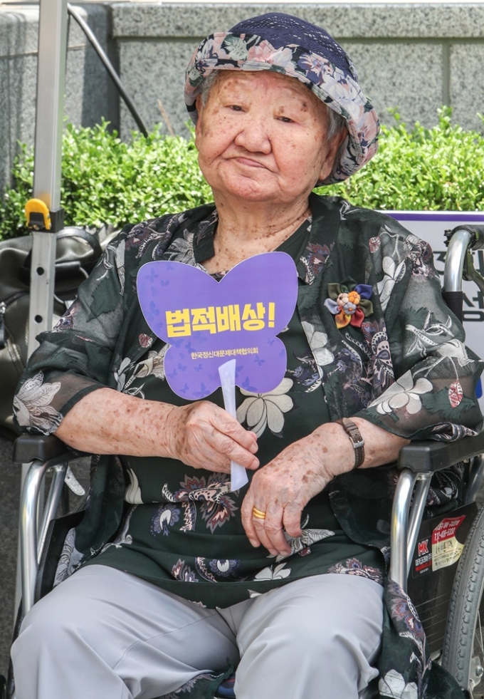 일본군 '위안부' 피해자 길원옥 할머니가 일본 정부를 대상으로 하는 손해배상 청구소송 항소심에 참여하지 않기로 했다. 사진은 지난 2019년 6월 5일 오후 서울 종로구 옛 일본대사관 앞에서 열린 일본군성노예제 문제해결을 위한 1390차 정기 수요시위에 길 할머니가 참석한 모습. /사진=뉴스1