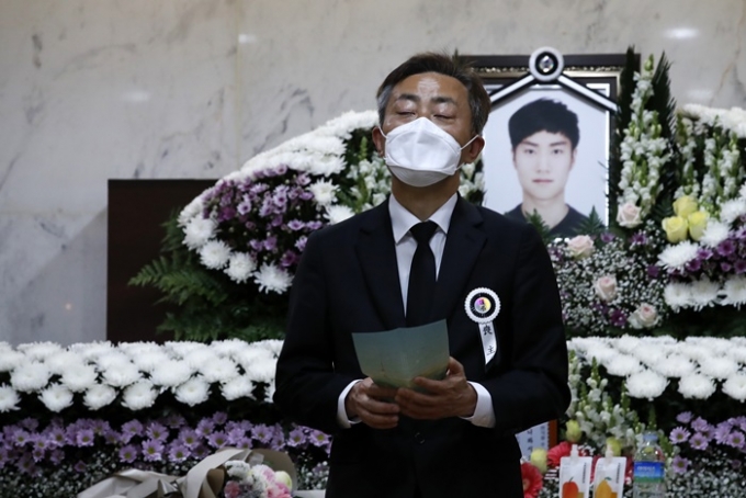서울 반포한강공원에서 실종됐다가 숨진 채 발견된 A씨 사건과 관련해 추가 목격자가 나왔다. 사진은 지난 5일 오전 서울 서초구 서울성모병원에서 A씨의 발인을 앞두고 그의 아버지가 아들에게 보내는 편지를 낭독하다 생각에 잠긴 모습. /사진=뉴스1