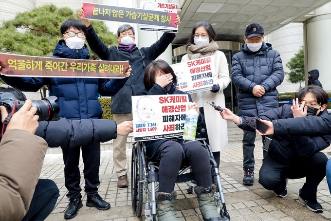 가습기살균제참사전국네트웍크 소속 회원들과 피해자들이 지난 1월12일 홍지호 SK케미칼 전 대표와 안용찬 애경산업 전 대표의 1심 선고공판을 앞두고 기자회견을 하고 있다. /사진=뉴스1