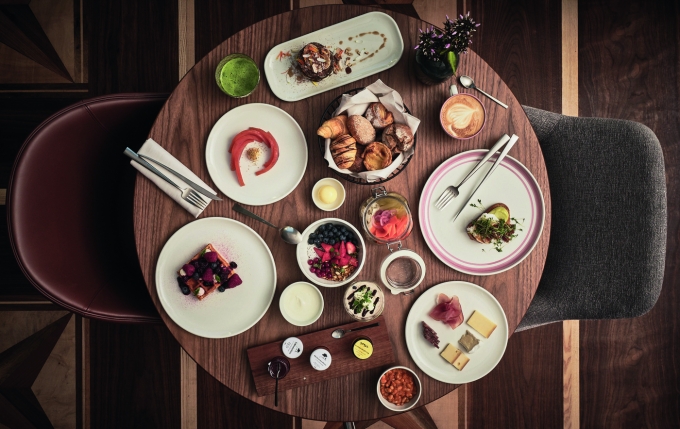그랜드 리조트 바트라가츠의 메뉴로 가득 찬 식탁