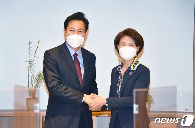 한정애 환경부 장관이 23일 오전 서울시청 시장집무실을 방문, 오세훈 시장과 인사를 기념촬영을 하고 있다. (환경부 제공) 2021.4.23/뉴스1