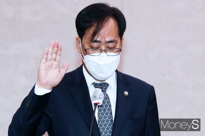 박준영 장관 후보자가 지난 4일 서울 여의도 국회 본관에서 열린 농림축산식품해양수산위원회, 해양수산부장관 인사청문회에 출석해 후보자 선서를 하고 있다. /사진=임한별 기자