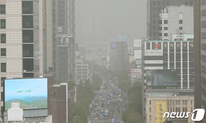 황사의 유입으로 서울에 미세먼지 경보가 발령된 7일 오후 서울시내가 뿌옇게 보이고 있다. /사진=뉴스1