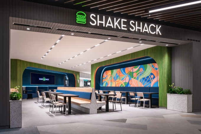최근 SPC그룹이 ‘쉐이크쉑(Shake Shack)’ 싱가포르 6호점 ‘그레이트 월드(Great World)’점을 오픈했다. (SPC그룹 제공)
