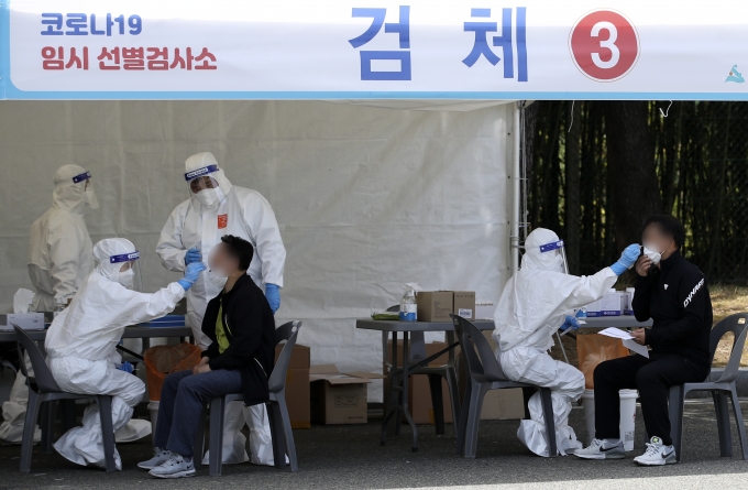 8일 울산 남구 문수축구경기장에 마련된 임시 선별검사소에서 시민들이 신종 코로나바이러스 감염증(코로나19) 검사를 받고 있다. /사진=뉴스1