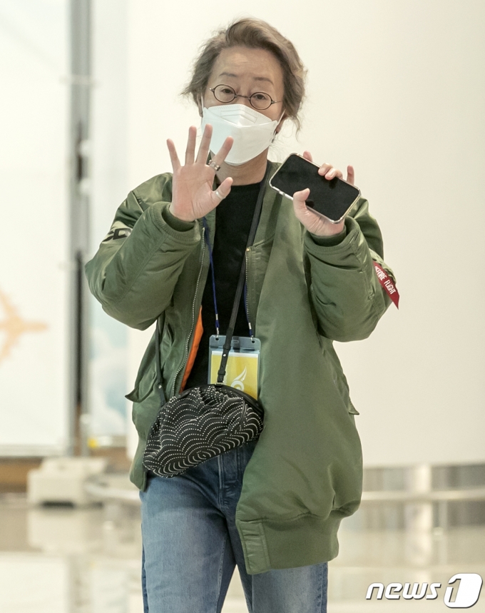 '세계는 지금  윤며들다' .오스카 때 착용한 항공점퍼 차림으로 입국하는 윤여정. 2021.5.8/뉴스1 © News1 김진환 기자