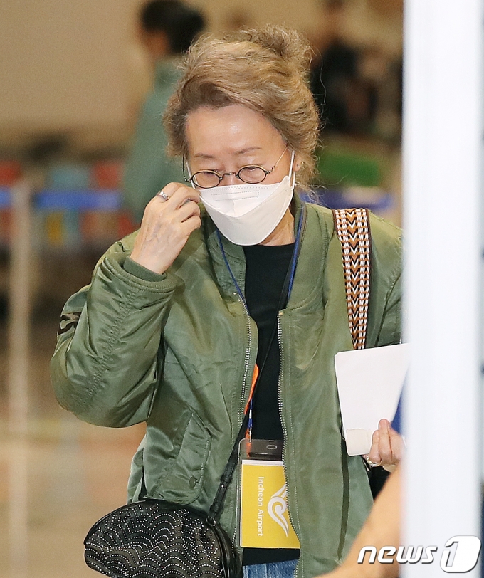 장시간 여행으로 피곤한 기색이 역력한 윤여정. 2021.5.8/뉴스1 © News1 김진환 기자