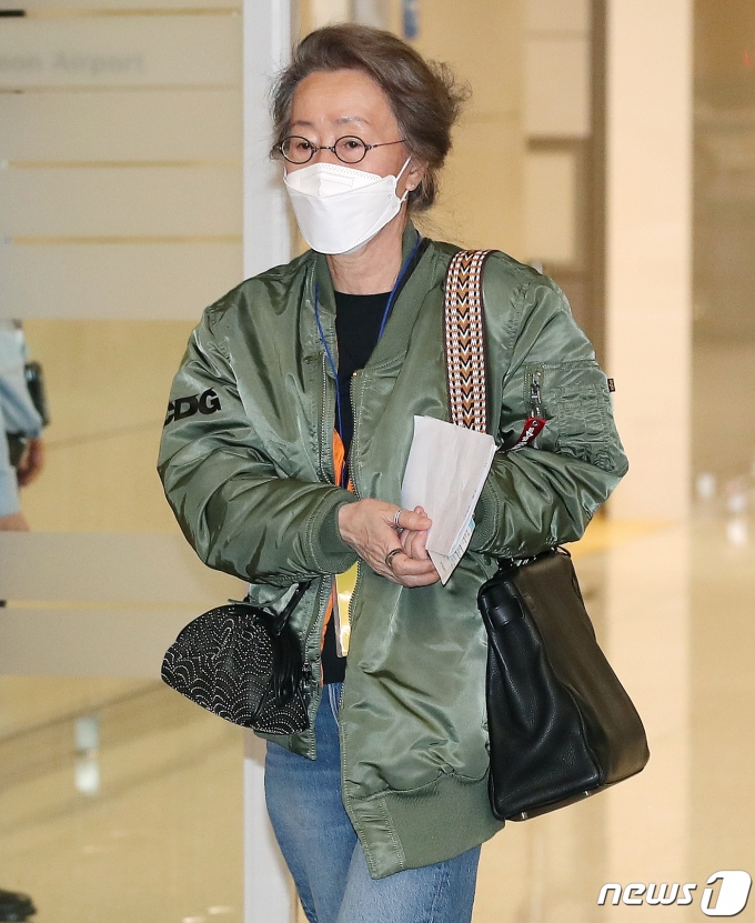 윤여정의 입국 패션도 화제를 모았다. 그녀는 청바지에 아카데미 시상식장 백스테이지에서 입었던 카키색 항공점퍼, 볼드한 반지를 끼고 검은색 미니백, 에르메스의 켈리백을 착용해 눈길을 끌었다. 2021.5.8/뉴스1 © News1 김진환 기자