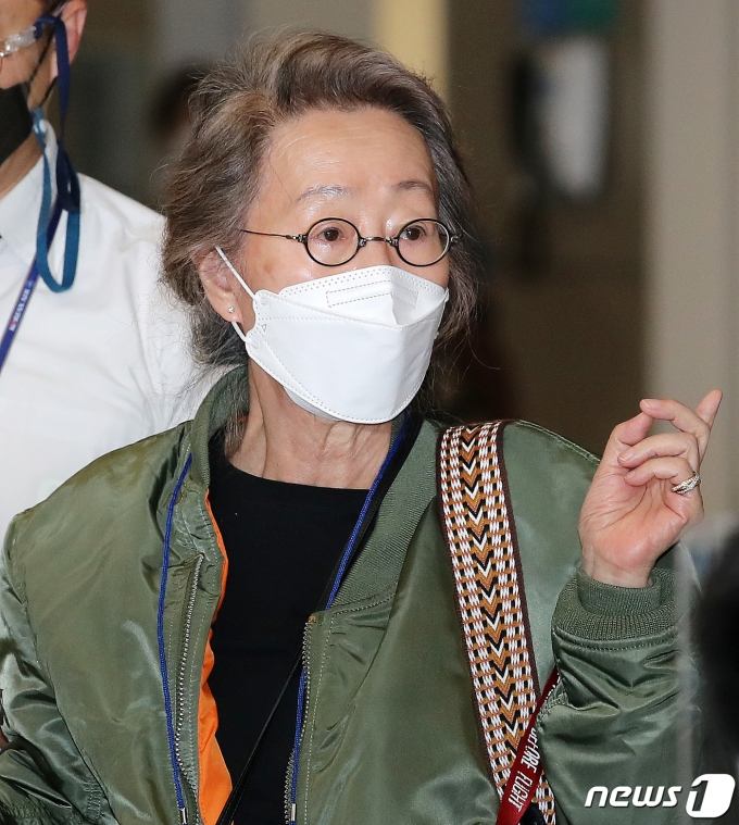 검역 지원단 안내를 받는 윤여정. 2021.5.8/뉴스1 © News1 김진환 기자