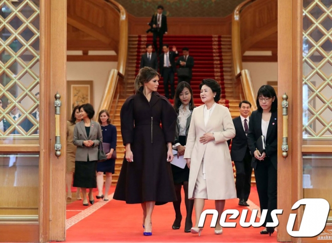 김정숙 여사와 방한중인 멜라니아 여사가 7일 서울 청와대 영부인 접견실에서 환담 후 접견실을 나서고 있다. 환담을 마친 후 두 영부인들은 접견실 옆 무궁화실에 들러 벽에 걸린 대한민국 역대 영부인들의 존영을 함께 보면서 우리나라의 역사에 대한 대화를 나눴다. (청와대)2017.11.7/뉴스1 © News1 이광호 기자