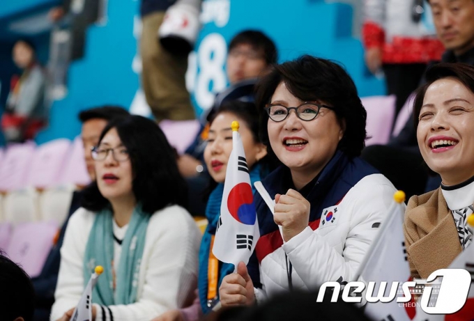 문재인 대통령의 부인 김정숙 여사가 지난 13일 오후 강원도 강릉시 강릉컬링센터에서 열린 2018 평창 동계 패럴림픽 휠체어컬링 예선 7차전 대한민국과 스위스의 경기를 관람하고 있다. (청와대 페이스북) 2018.3.14/뉴스1 © News1 송원영 기자