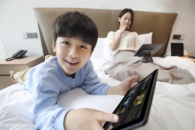 KT가 IPTV와 태블릿을 결합한 유무선 컨버전스 상품 ‘올레 tv 탭’을 선보인다. /사진제공=KT