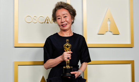 일본의 한 전문가가 한국 엔터테인먼트 산업이 승승장구하는 이유로 '비판하는 문화'를 제시했다. 사진은 지난 25일 아카데미 여우조연상을 수상한 배우 윤여정. /사진=로이터