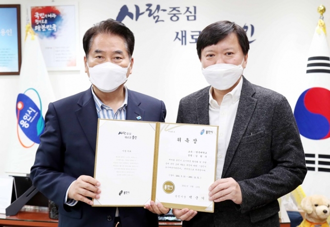 백군기 시장이 김현수 단국대 교수(오른쪽)에게 위촉장을 전달하고 기념촬영을 하고 있다. / 사진제공=용인시