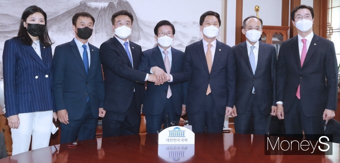 [머니S포토] 한자리에 모인 박병석 의장과 여야 원내대표단