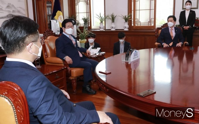 [머니S포토] 국회의장·여야 원내대표 회동, 인사말 전하는 '박병석'