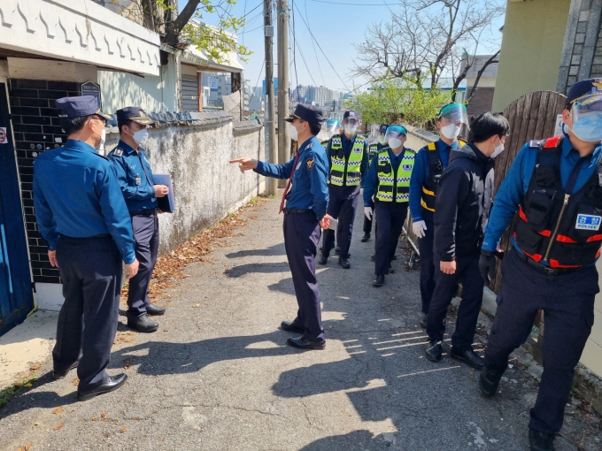지난 4월8일 수원시와 경찰 관계자들이 수원팔달경찰서 부지를 찾아 합동 현장점검을 진행하고 있다. / 사진제공=수원시