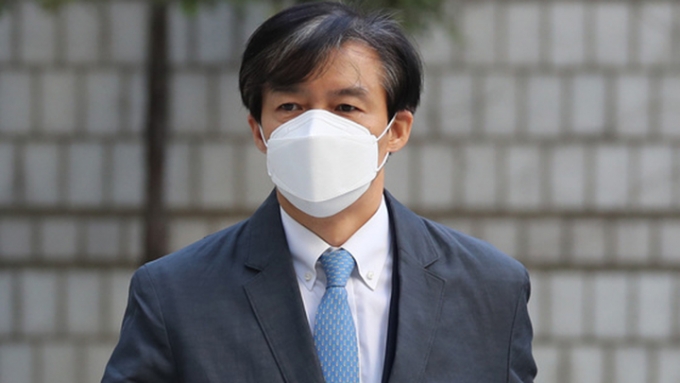 '유재수 감찰무마 혐의'를 받고 있는 조국 전 법무부 장관이 지난해 11월 3일 오전 서울 서초구 서울중앙지방법원에서 열린 공판에 출석하고 있다. /사진=뉴스1