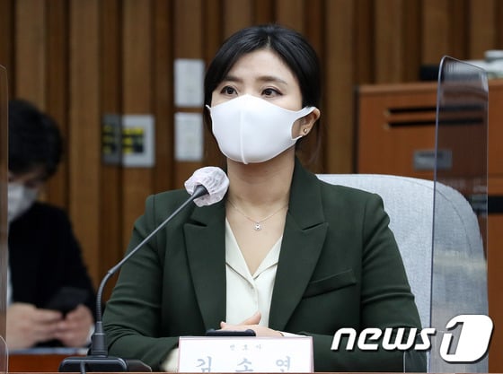 김소연 변호사(전 대전시의원)가 지난 1월 24일 오후 서울 여의도 국회에서 국민의힘 주최로 열린 박범계 법무부장관 후보자 검증을 위한 국민참여 인사청문회에 증인으로 참석해 의원 질의에 답하고 있다. /사진=뉴스1