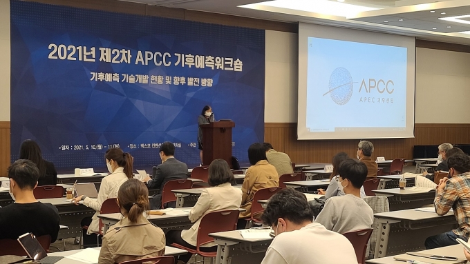 부산 해운대 벡스코에서 지난 10일 열린 ‘2021년 기후예측워크숍’에서 권원태 APEC기후센터 원장이 개회사를 하고 있다./사진=기후센터