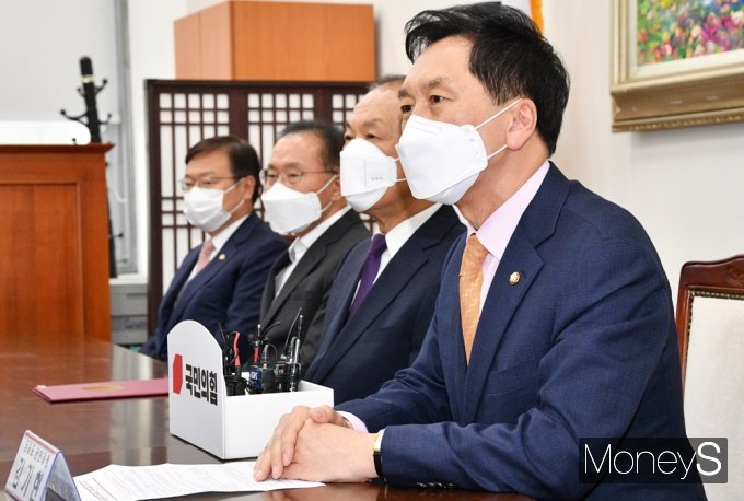 [머니S포토] 국민의힘 중앙당 선관위, 인사말 전하는 '김기현'
