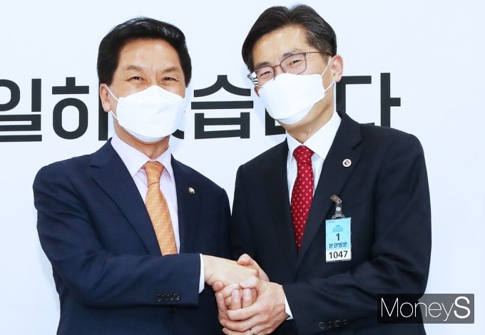 [머니S포토] 이필수 의협회장, 김기현 국힘 대표 대행 예방