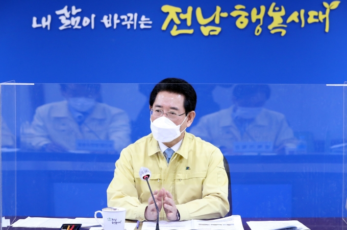 김영록 전남도지사는 11일 도청 서재필실에서 열린 실국장 정책회의에서 "지역감염 확산 차단 관건은 속도"라고 말했다./전남도