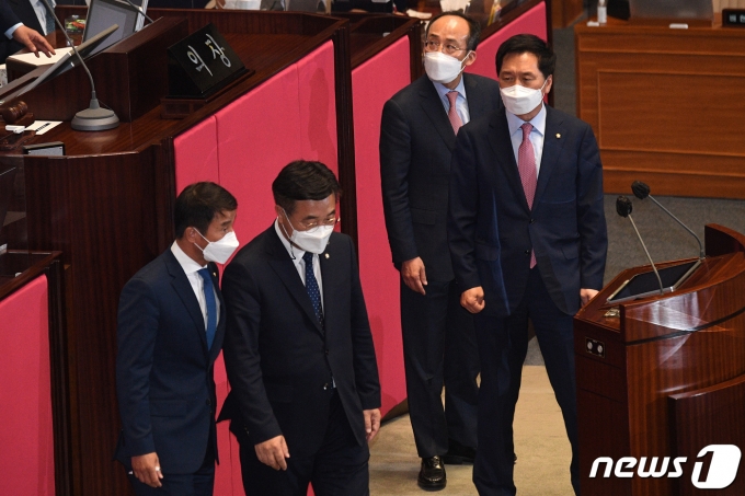 김기현 국민의힘 대표 권한대행과 윤호중 더불어민주당 원내대표가 13일 오후 서울 여의도 국회에서 김부겸 국무총리 후보자 인준안 처리를 위해 열린 본회의에 참석해 박병석 의장과 대화 후 각자 자리로 향하고 있다. 2021.5.13/뉴스1 © News1 이동해 기자