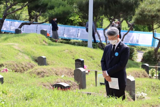 지난 18일 오후 광주 북구 망월동 민족민주열사묘역을 참배하고 있다. / 사진=이재명 지사 SNS 갈무리