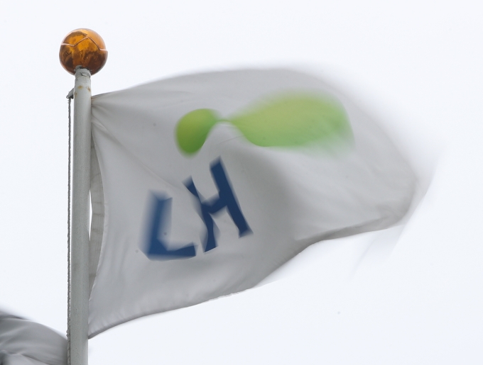 정부에 따르면 기획재정부와 국토교통부 등은 한국토지주택공사(LH)를 지주회사 체제로 전환하고 기능별로 자회사를 만들어 편입하는 방안을 검토하고 있다. /사진=뉴스1