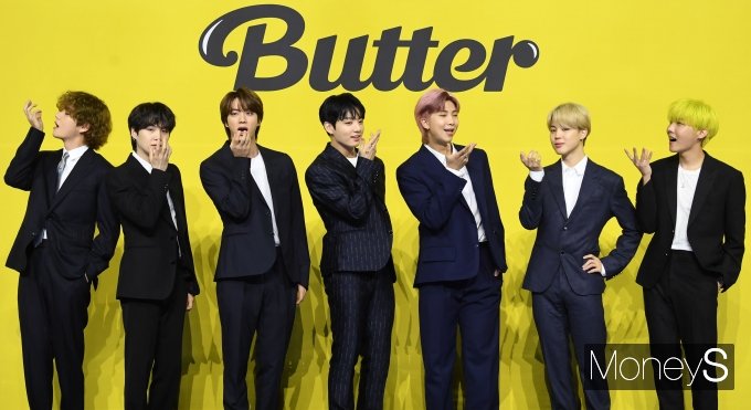 방탄소년단이 21일 오후 서울 송파구 방이동 올림픽공원 올림픽홀에서 두 번째 영어 싱글 '버터'(Butter) 발매 기념 기자간담회를 열었다. 사진은 뷔(왼쪽부터), 슈가, 진, 정국, RM, 지민, 제이홉. /사진=장동규 기자