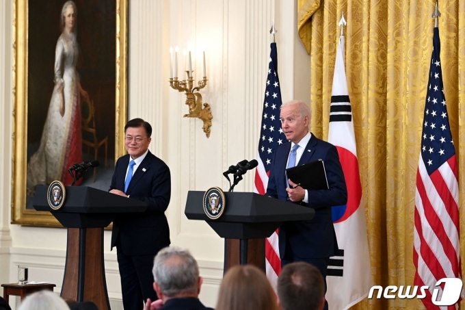 문재인 대통령과 조 바이든 미국 대통령이 21일 (현지시간) 미국 워싱턴 백악관에서 한·미 정상회담 공동기자회견을 하고 있다. © AFP=뉴스1