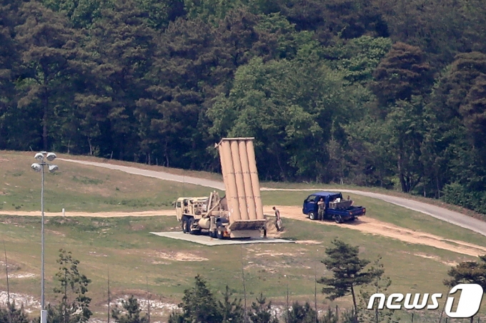 경북 성주군 초전면 소성리 사드(THAAD·고고도미사일방어체계) 기지에서 주한미군 관계자로 보이는 이들이 발사대를 점검하는 모습이 포착됐다. 2021.5.14/뉴스1 © News1 공정식 기자