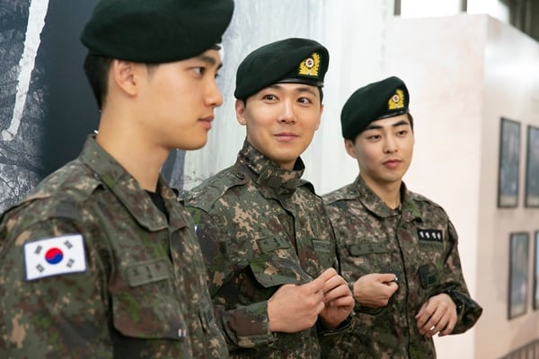 가수 이홍기(가운데)가 군 시절 면회를 오지 않은 김희철, 김수현에 서운함을 드러냈다. 사진은 이홍기가 지난해 6월15일 국방부 행사인 '끝까지 찾아야 할 122609 태극기' 캠페인에 동료인 가수 엑소 멤버 디오(왼쪽), 시우민과 참석한 모습. /사진=뉴스1